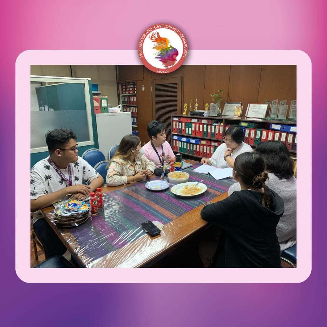 pnugadcomm's tweet photo. TIGNAN | PAGPUPULONG NG BUONG KOMISYON KASAMA SINA DR. TESSA RUNGDUIN AT LOVEYOURSELF INC.

Ngayong ika-19 ng Oktubre, ang buong komisyon ay nagkaroon ng pulong sa representate ng LoveYourself Inc na si Mx. Pete kasama ang kasalukuyang Dean ng OSASS na si Dr. Tessa Rungduin. https://t.co/UzCg7idLB3