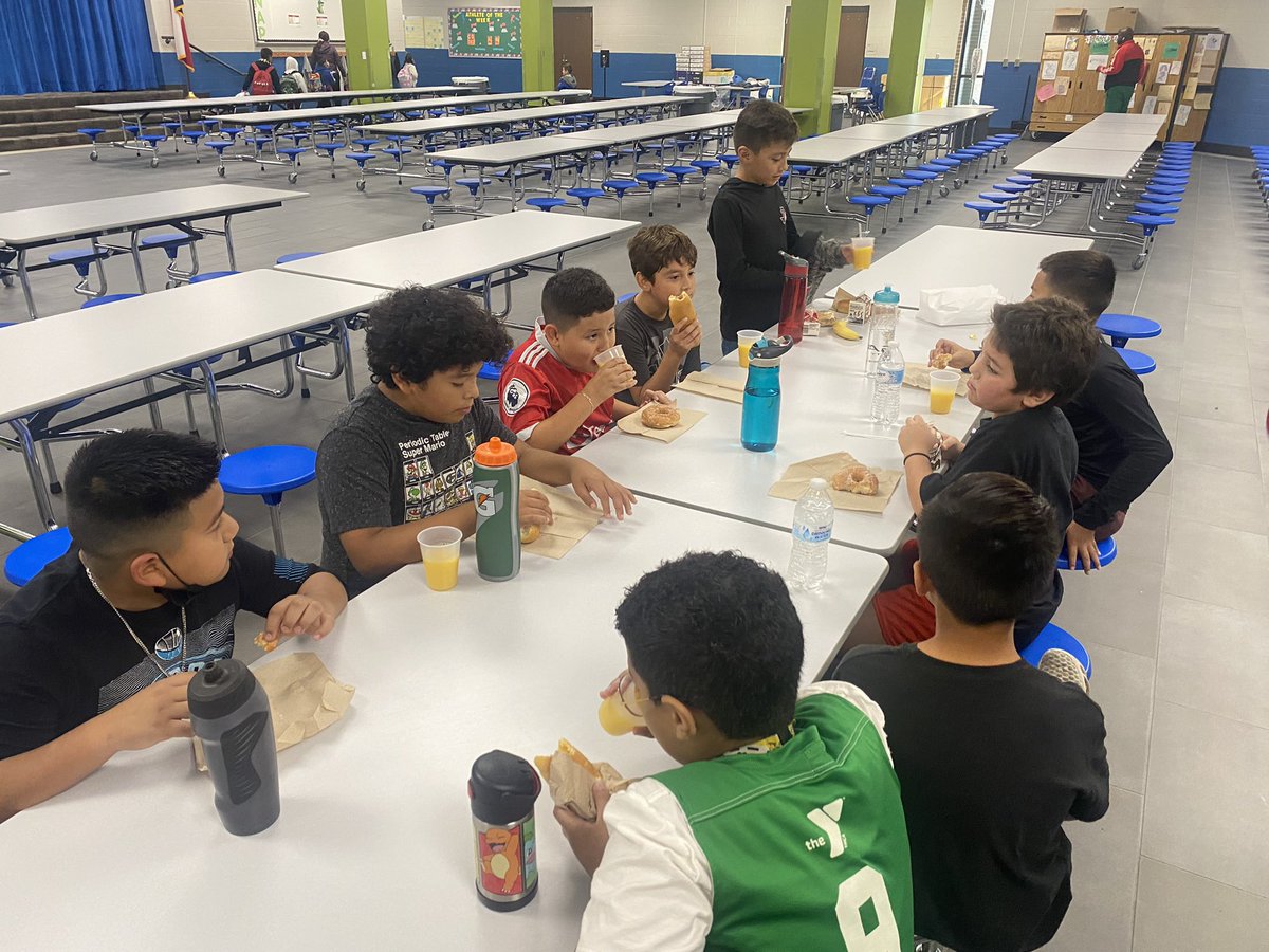 GloydJaelyn's tweet photo. Our Frazier R.I.O.T Group is in full swing!! Our boys are racking up the laps and building an even greater sense of community! But who can run on an empty stomach?! 😉
@fraziergators  #thegatorway #runningisourtherapy https://t.co/qIsVUStBeg