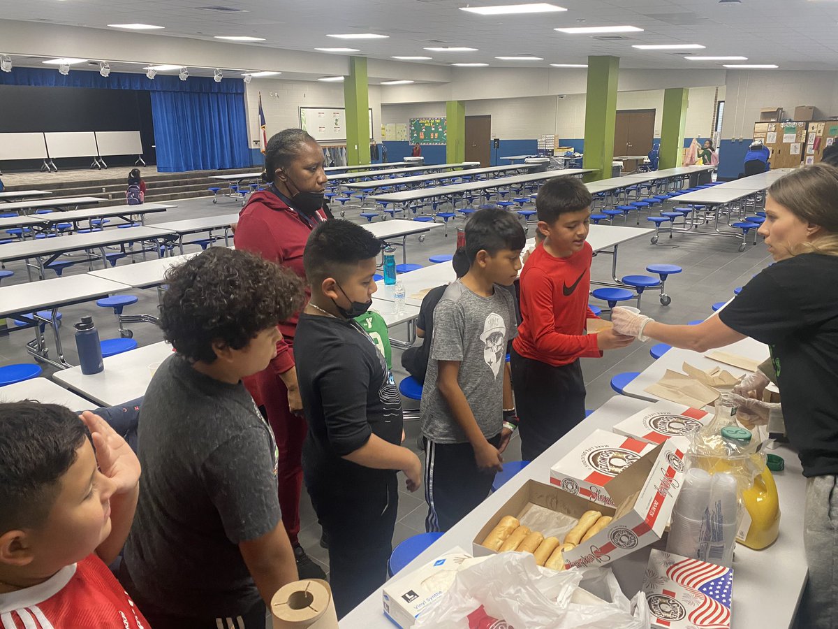 GloydJaelyn's tweet photo. Our Frazier R.I.O.T Group is in full swing!! Our boys are racking up the laps and building an even greater sense of community! But who can run on an empty stomach?! 😉
@fraziergators  #thegatorway #runningisourtherapy https://t.co/qIsVUStBeg