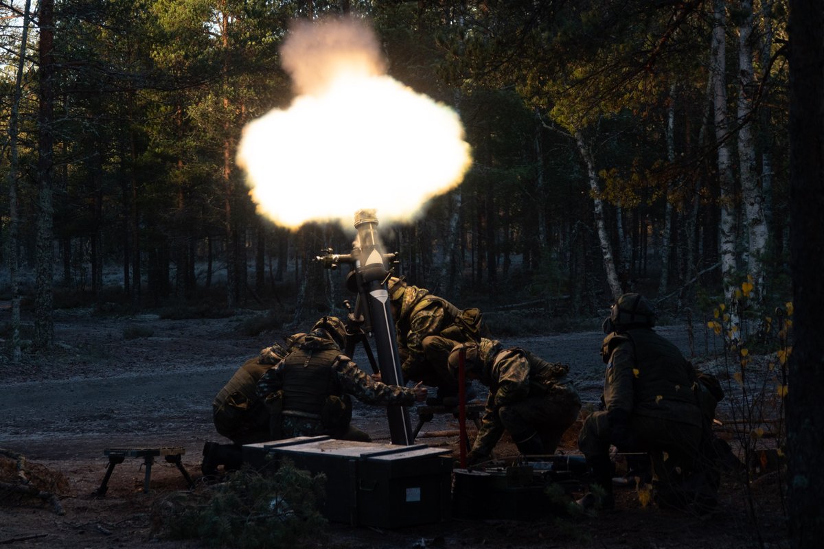MaasotaK's tweet photo. Tämä Tykistökoulun ampumaharjoituksessa kertaava joukko ei ole ehtinyt unohtaa varusmiespalveluksessa opittua: reserviin siirtymisestä on pari vuotta. Kertauskutsu ei silti ollut yllätys. – Kun isänmaa kutsuu, on lähdettävä.
#maask #maavoimat #tykkah #reserviläiset #merivoimat https://t.co/Tk9EEmJSBo