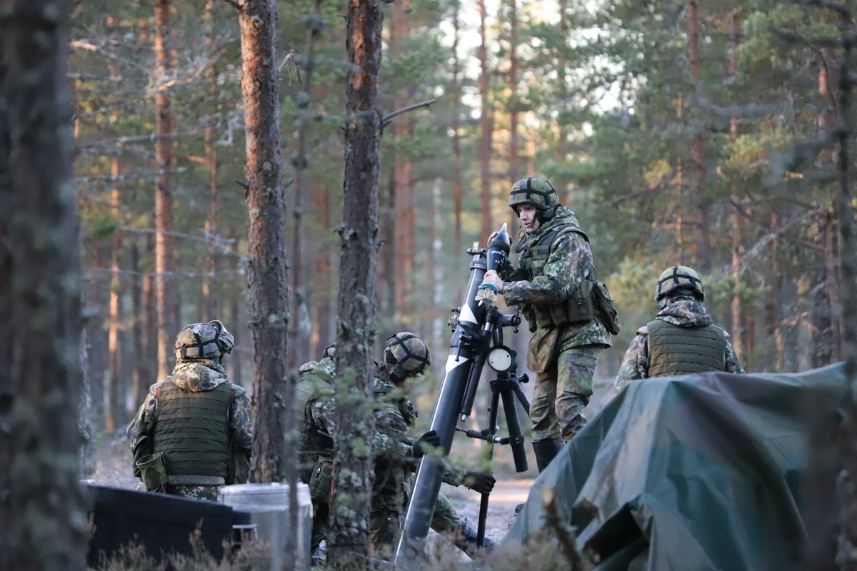 MaasotaK's tweet photo. Tämä Tykistökoulun ampumaharjoituksessa kertaava joukko ei ole ehtinyt unohtaa varusmiespalveluksessa opittua: reserviin siirtymisestä on pari vuotta. Kertauskutsu ei silti ollut yllätys. – Kun isänmaa kutsuu, on lähdettävä.
#maask #maavoimat #tykkah #reserviläiset #merivoimat https://t.co/Tk9EEmJSBo