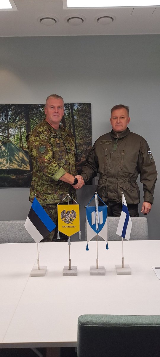 antti_lehtisalo's tweet photo. Viron Kaitseliitin komentajan Riho Uhtegin kanssa kirjoitettiin koulutuksen yhteistyömuistio. #Maanpuolustuskoulutus  #turvallisuuttayhdessä https://t.co/ukEabpijeM