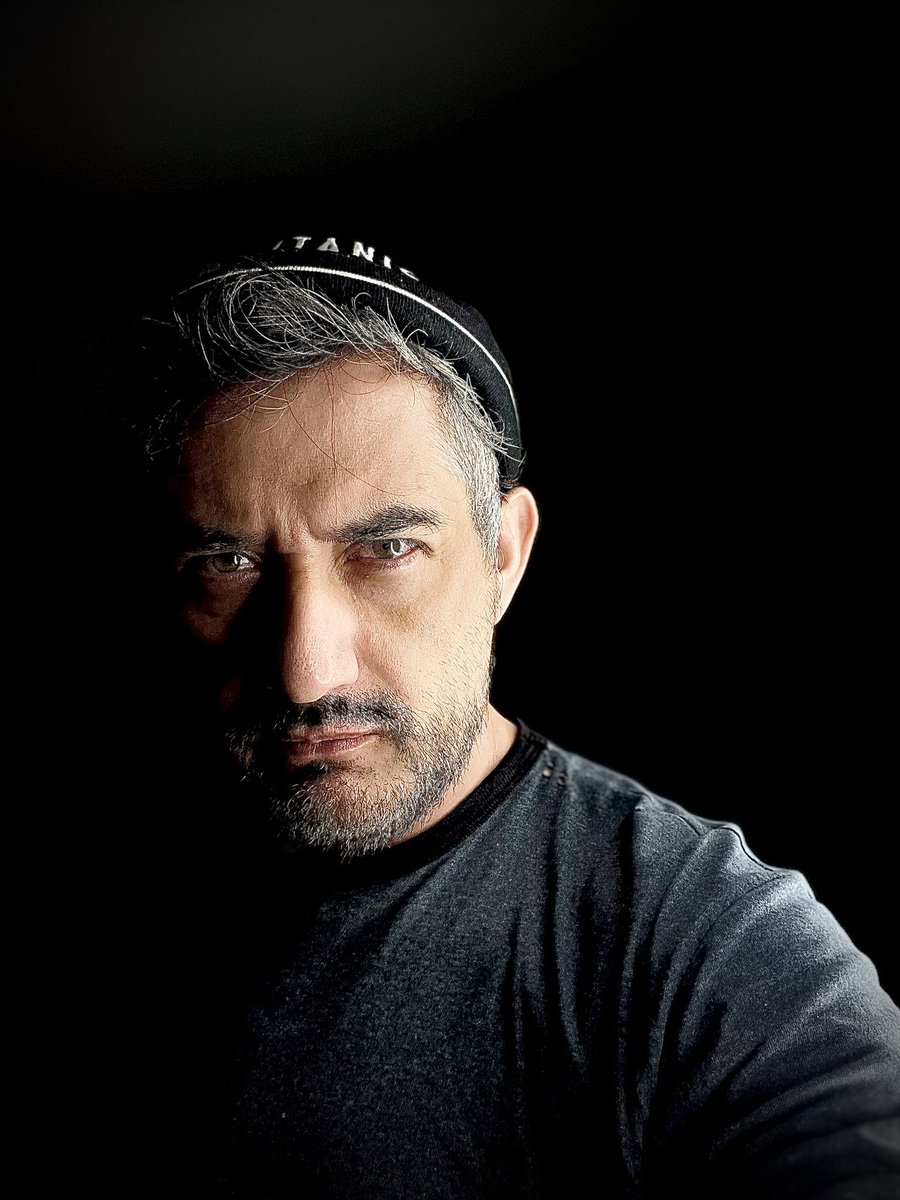 carlospulido_mx's tweet photo. Octubre 18, 2022.#yo #me #selfie #greeneyes #48yo #grayhair #anxiety #depression #beard #MentalHealthMatters https://t.co/1cfDx7qXeS