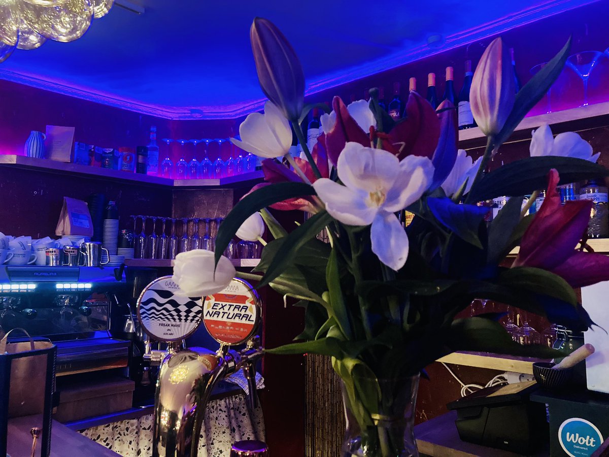 idakroell's tweet photo. Fik blomster af en glad kunde 💐

Bordbestilling: drink@elixirvinbar.com eller drop-in.
https://t.co/OYAiAdLcFf

#julefrokost #vin #vinbar #øl #tapas #bar #restaurant #østerbro #cph #copenhagen #turist #wine #food #mad #hygge #jul #halloween #sommelier #food #drinks #cocktails https://t.co/LuF8uPUX1G