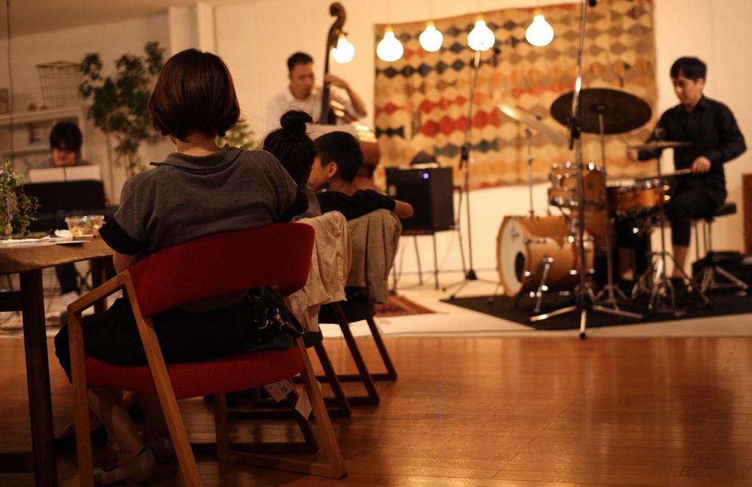uskjazz's tweet photo. 【素敵な家具に囲まれて】
いよいよツアーも終盤戦ということで、今週末は3年ぶりの広島でのライブです！

22日(土)は過去3度出演させていただいた福山市にありますHOLM230という素敵な家具屋さんでの演奏になります！ https://t.co/XfXLmbTq8N
