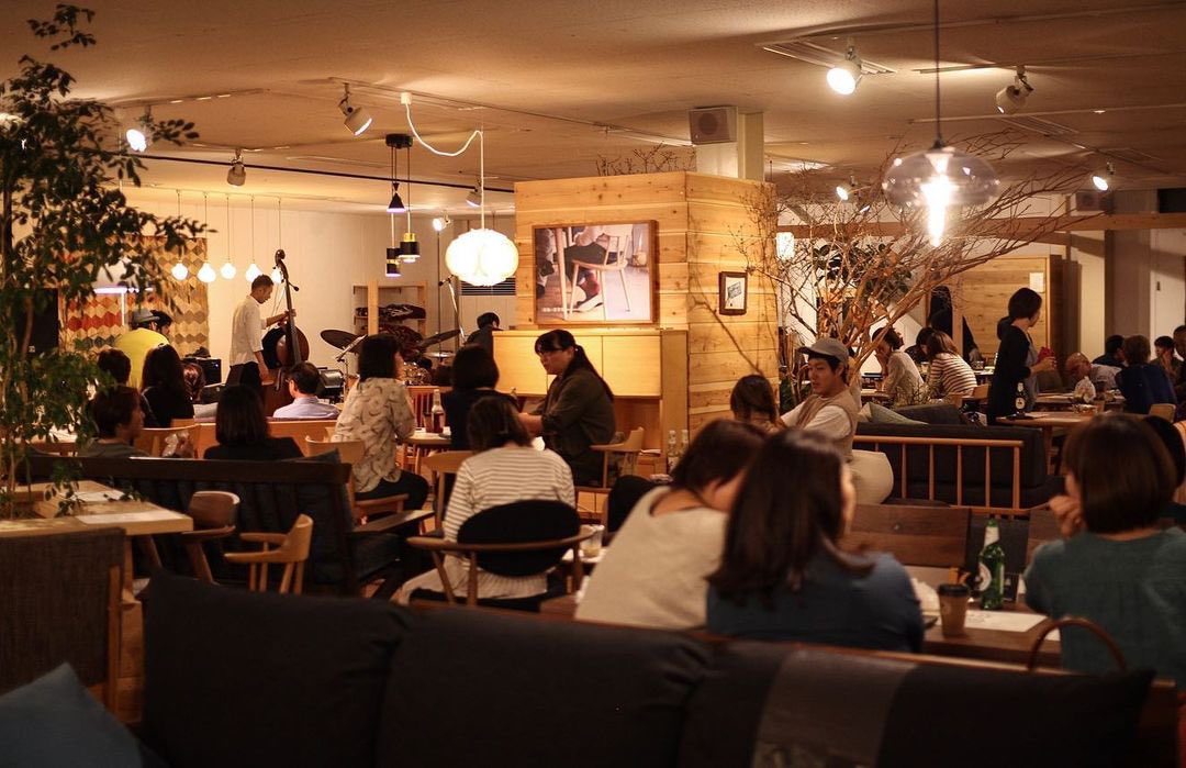 uskjazz's tweet photo. 【素敵な家具に囲まれて】
いよいよツアーも終盤戦ということで、今週末は3年ぶりの広島でのライブです！

22日(土)は過去3度出演させていただいた福山市にありますHOLM230という素敵な家具屋さんでの演奏になります！ https://t.co/XfXLmbTq8N