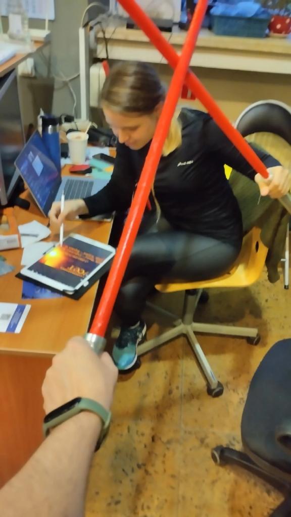 когда нужно тренить, но работа не отпускает 

#саберфайтинг #starwars #хорусет #хилт
