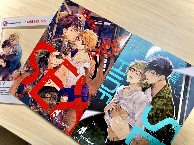 花音さんからドイツ語版『#ゾンビ・ハイド・セックス』の2巻の見本を頂きました!  ので一巻と並べるヽ( 'ω')/ ドイツ語版も吊り橋効果の注釈ばっちりありました!ありがたい…