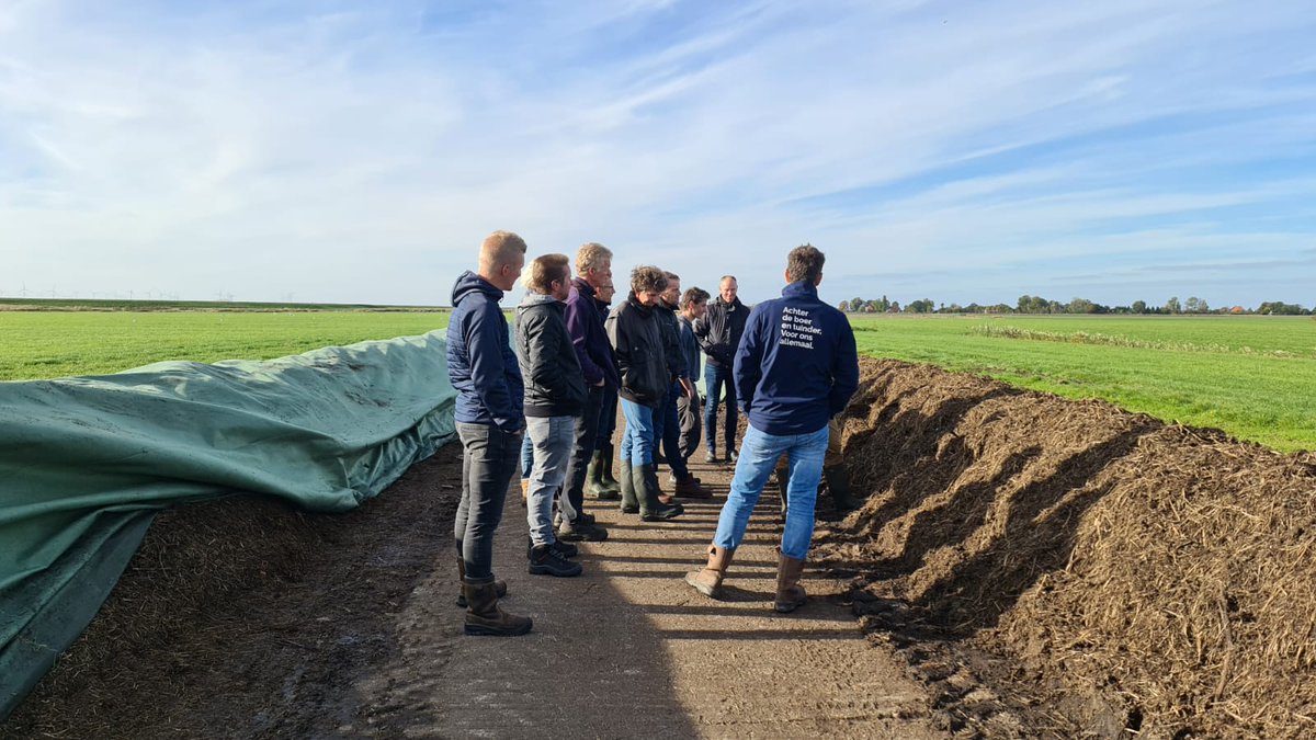Bodem_APK's tweet photo. Veel zon en wind tijdens de bijeenkomst over verhelpen en voorkomen van bodemverdichting. Na de grondboring en toelichting in het veld door Thomas Evers @InfoLumbricus geeft Pieter van der Valk  @p_vd_valk een rondleiding over zijn bedrijf en licht het proces van compostering toe https://t.co/ILIjwInn0e