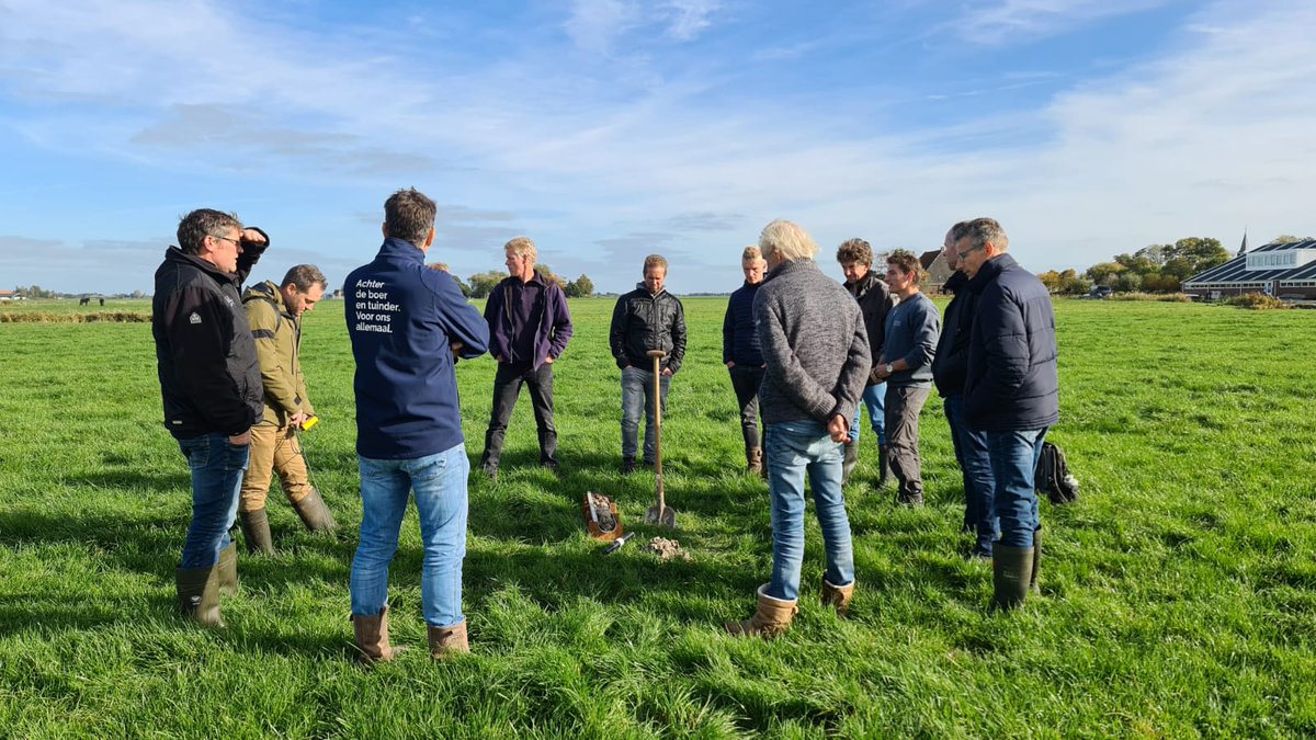 Bodem_APK's tweet photo. Veel zon en wind tijdens de bijeenkomst over verhelpen en voorkomen van bodemverdichting. Na de grondboring en toelichting in het veld door Thomas Evers @InfoLumbricus geeft Pieter van der Valk  @p_vd_valk een rondleiding over zijn bedrijf en licht het proces van compostering toe https://t.co/ILIjwInn0e