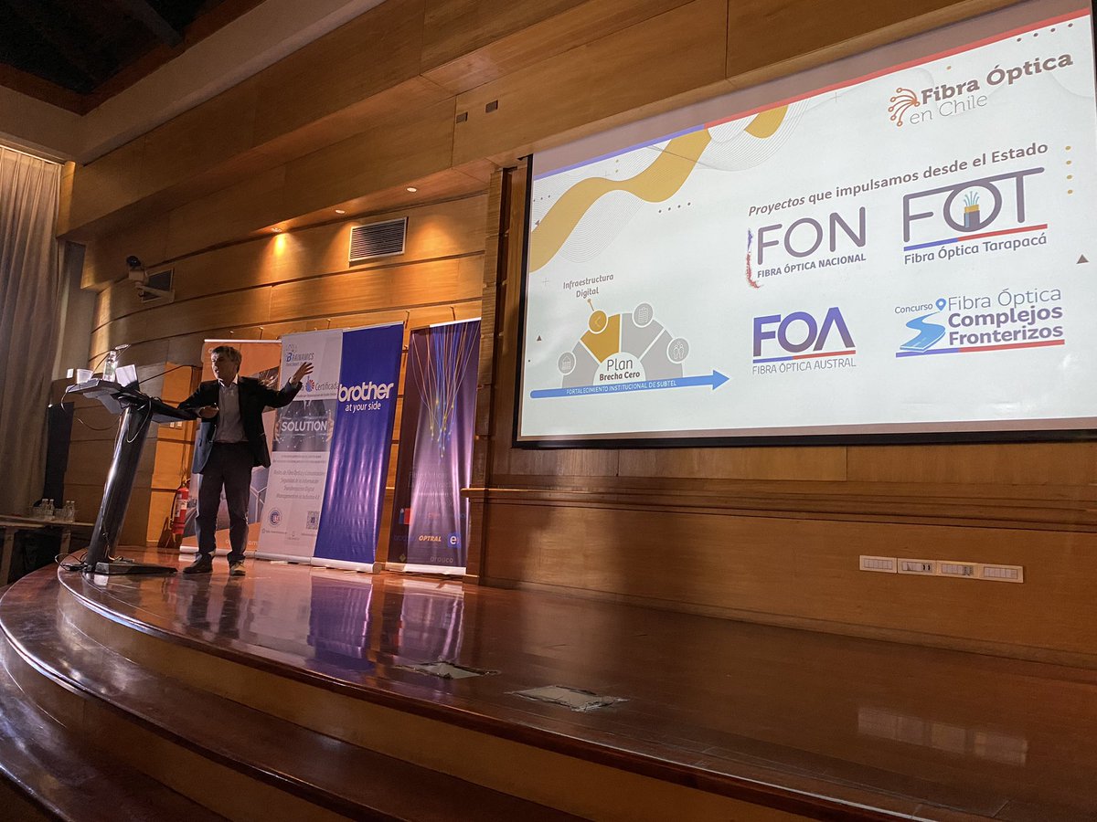 subtel_chile's tweet photo. AHORA 📡  Subse @claudioarayasm participa del Seminario “#FibraÓptica la infraestructura habilitante del siglo XXI” en la @uchile. 

#MásQueUnaTecnología ✨ https://t.co/MEhZvEwpFT