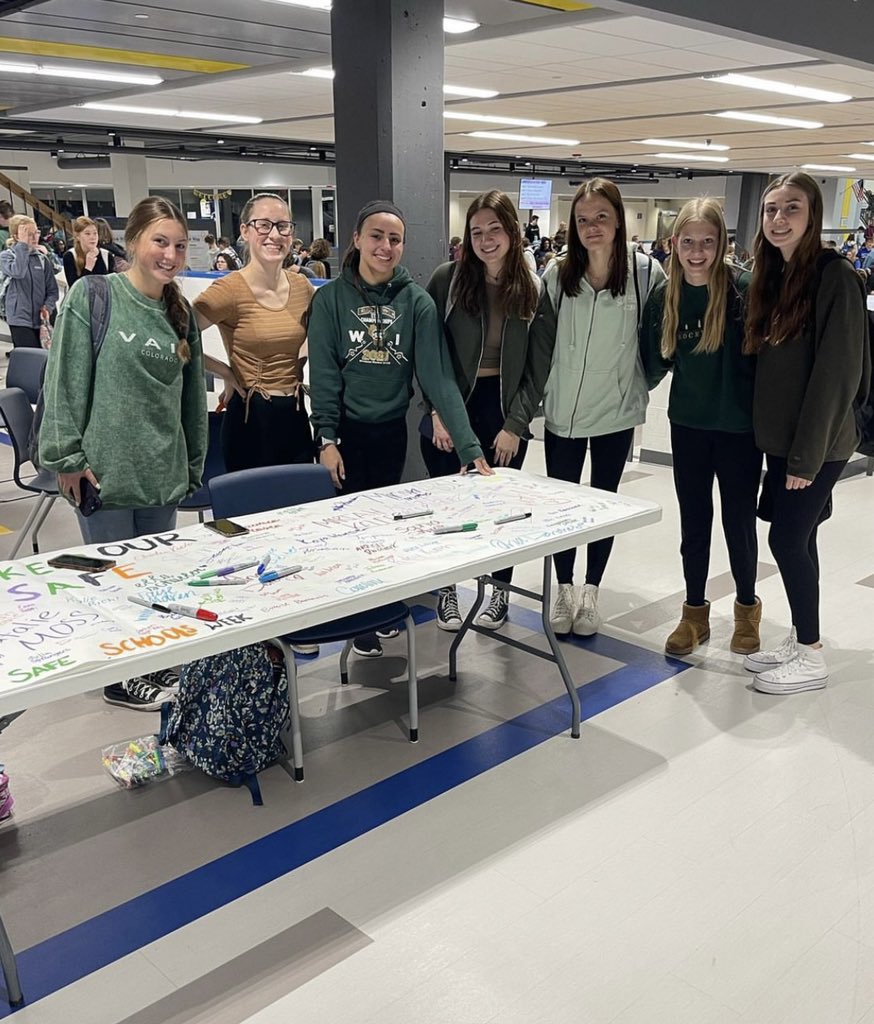 MUKSAVE's tweet photo. There was lots of green and SAVE pins today at MHS! Thank you to everyone who has been participating in #nationalsafeschoolsweek so far, don’t be mean wear green!💚💚#savepromiseclub #sandyhookpromise #dontbemeanweargreen https://t.co/bWbjFd2hzX