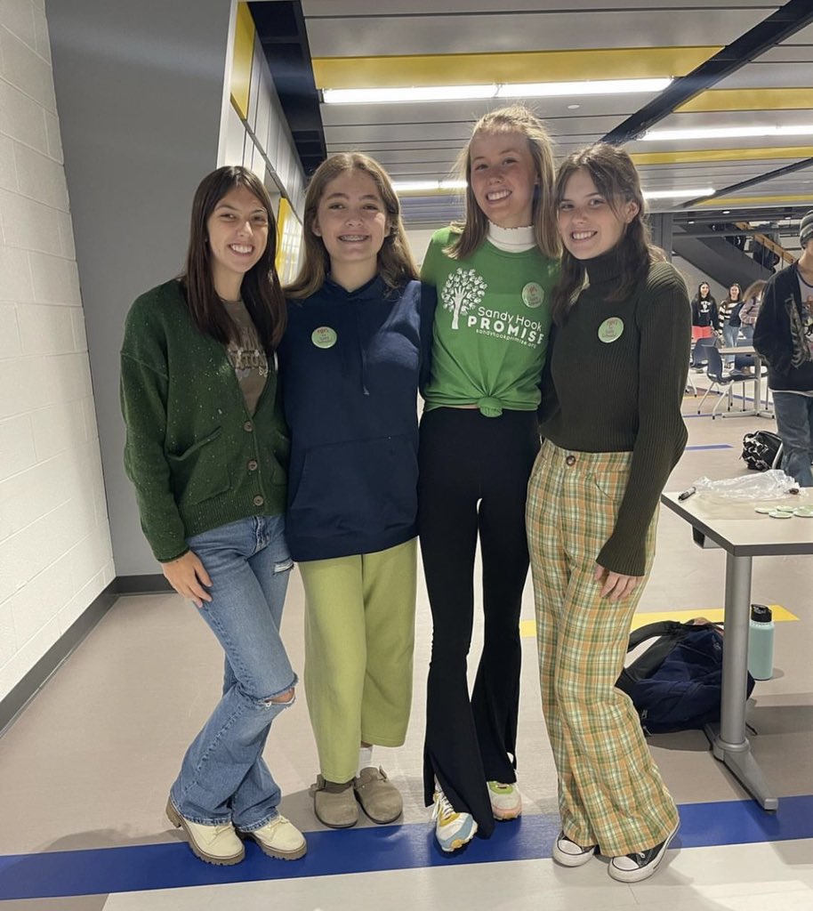 There was lots of green and SAVE pins today at MHS! Thank you to everyone who has been participating in #nationalsafeschoolsweek so far, don’t be mean wear green!💚💚#savepromiseclub #sandyhookpromise #dontbemeanweargreen