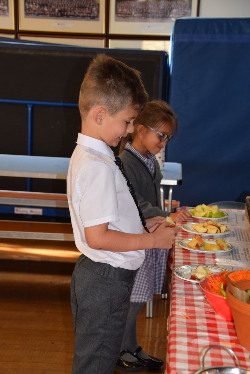 Reinforcing the importance of healthy eating <a href="/HolroydHowe/">Holroyd Howe</a> invited <a href="/Foodari/">Foodari</a> our suppliers of locally sourced fruit and veg, into school. Children really enjoyed tasting several new varieties of apples at lunch today.   #healthyhabits <a href="/healthydaybyday/">Healthy moments</a>