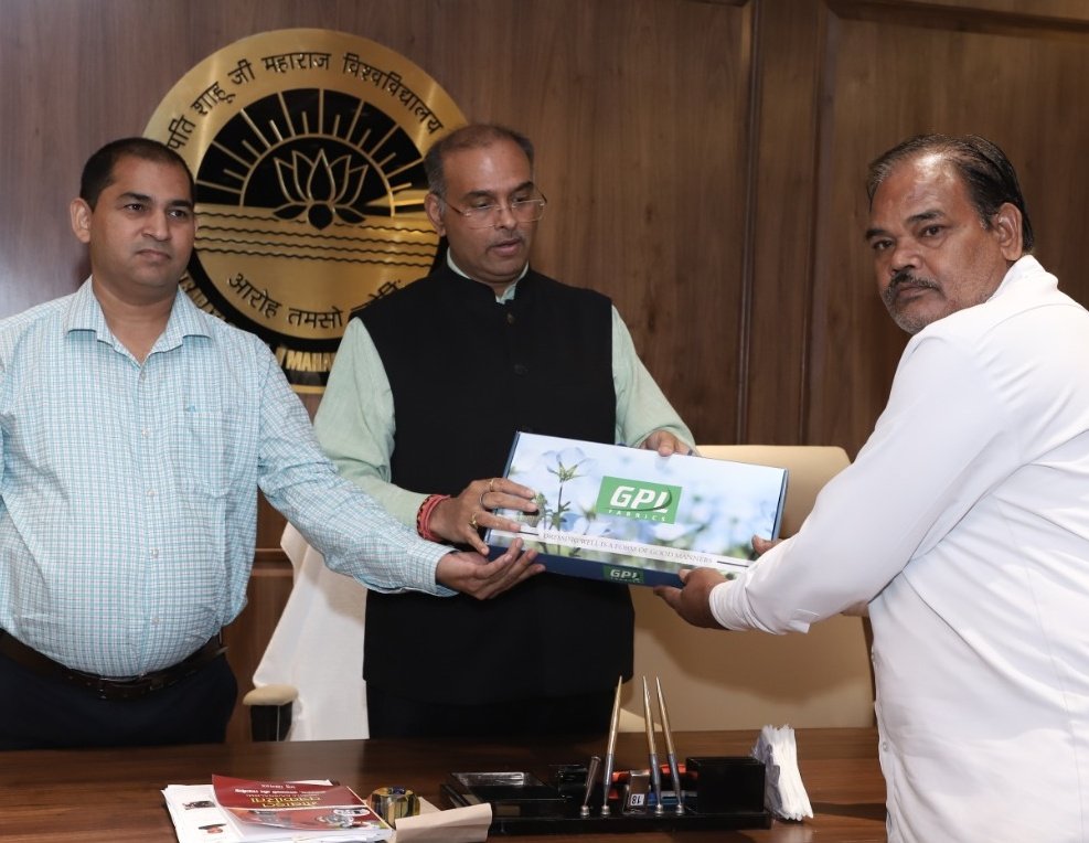 csjmuofficial's tweet photo. छ्त्रपति शाहूजी महाराज विश्वविद्यालय में कार्यरत चतुर्थ श्रेणी कर्मचारियों को मा.कुलपति प्रो.विनय कुमार पाठक जी ने दीपावली के पूर्व यूनिफार्म प्रदान की। इस मौके पर कुलसचिव डॉ अनिल कुमार यादव जी भी उपस्थित रहे।
#CSJMU #57yearsofCSJMU
@vpathakin https://t.co/PeTZ61qG5V