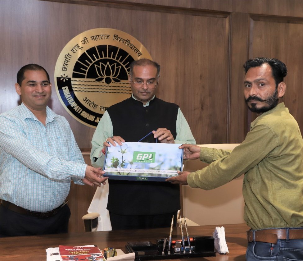 csjmuofficial's tweet photo. छ्त्रपति शाहूजी महाराज विश्वविद्यालय में कार्यरत चतुर्थ श्रेणी कर्मचारियों को मा.कुलपति प्रो.विनय कुमार पाठक जी ने दीपावली के पूर्व यूनिफार्म प्रदान की। इस मौके पर कुलसचिव डॉ अनिल कुमार यादव जी भी उपस्थित रहे।
#CSJMU #57yearsofCSJMU
@vpathakin https://t.co/PeTZ61qG5V