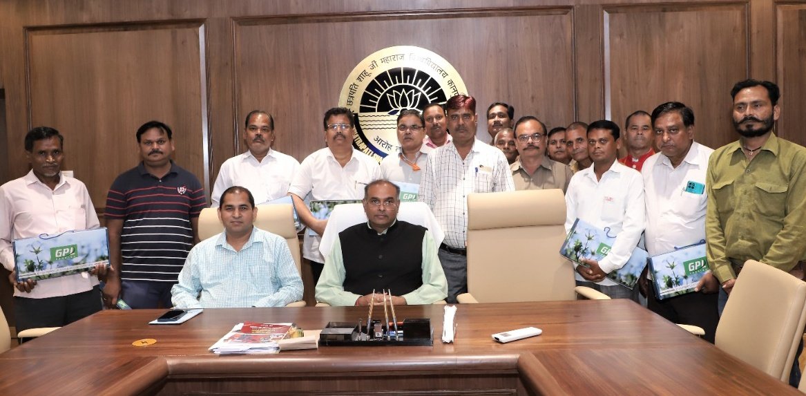 csjmuofficial's tweet photo. छ्त्रपति शाहूजी महाराज विश्वविद्यालय में कार्यरत चतुर्थ श्रेणी कर्मचारियों को मा.कुलपति प्रो.विनय कुमार पाठक जी ने दीपावली के पूर्व यूनिफार्म प्रदान की। इस मौके पर कुलसचिव डॉ अनिल कुमार यादव जी भी उपस्थित रहे।
#CSJMU #57yearsofCSJMU
@vpathakin https://t.co/PeTZ61qG5V