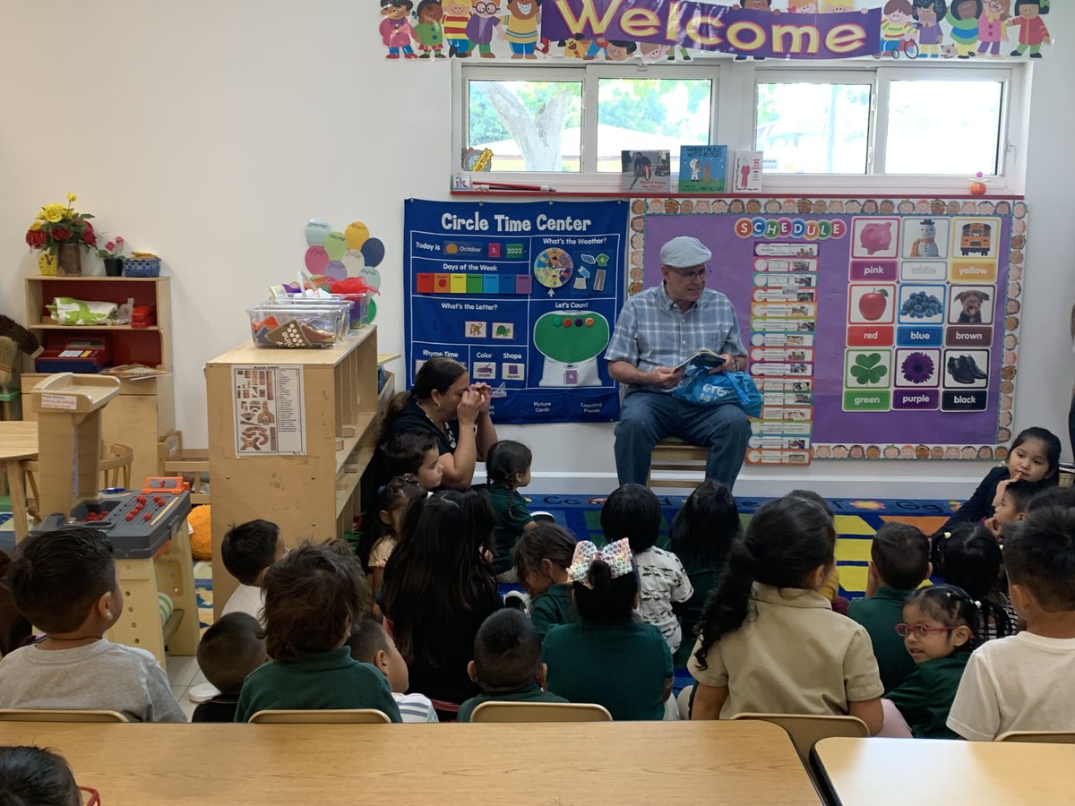 LeJardinCC's tweet image. #LiteracyActivity Thank you @fundacioncuatrogatos for your visit and this incredible literacy activity! 

#LJCC #Education #EarlyHeadStart @natlheadstart @HeadStartgov @FlaHeadStart