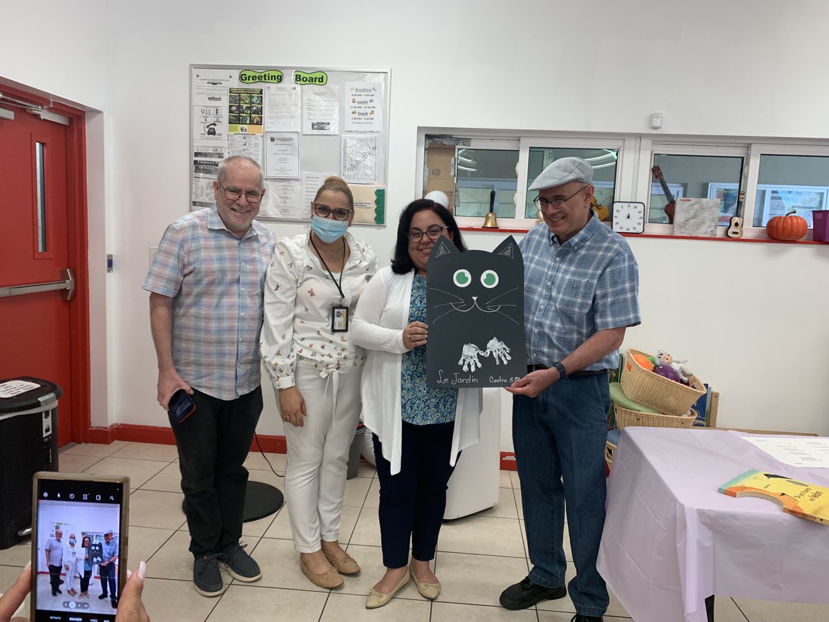 LeJardinCC's tweet image. #LiteracyActivity Thank you @fundacioncuatrogatos for your visit and this incredible literacy activity! 

#LJCC #Education #EarlyHeadStart @natlheadstart @HeadStartgov @FlaHeadStart