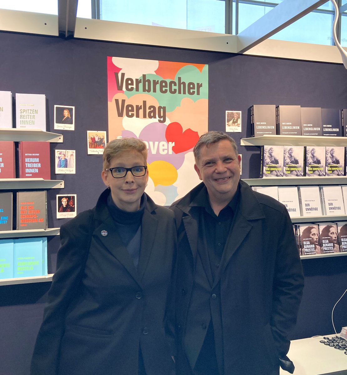verbrecherei's tweet photo. Stars auf der Frankfurter Buchmesse (1): Manja Präkels/@ManiUrbani & @MarkusLiske.
Mehr Präkels: https://t.co/KpxyOx05kD
Mehr Liske: https://t.co/REUWl3qF7k
Alle Messetermine: https://t.co/hGlonANXMT
#verbrecherei #verbrecherverlag #starsamstand #fbm22 #markusliske #manjapräkels https://t.co/ZGZP4RZm2p