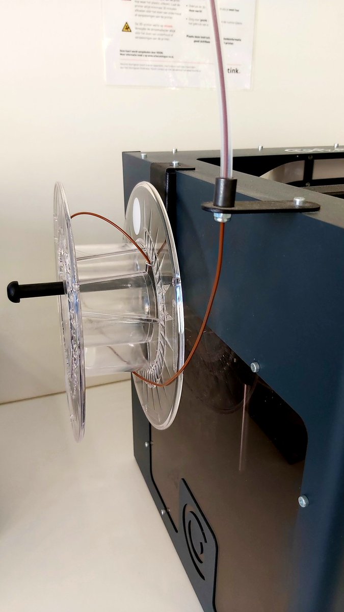 RoelvanderSloot's tweet photo. Dat is nog eens timing! 12 uur printen in de nacht en dus heel wat meters filament gebruikt. En dan precies nog dit stukje over in de ochtend. Print klaar 👌🏻🙂 #3Dprinting https://t.co/VcYq1NkiVm