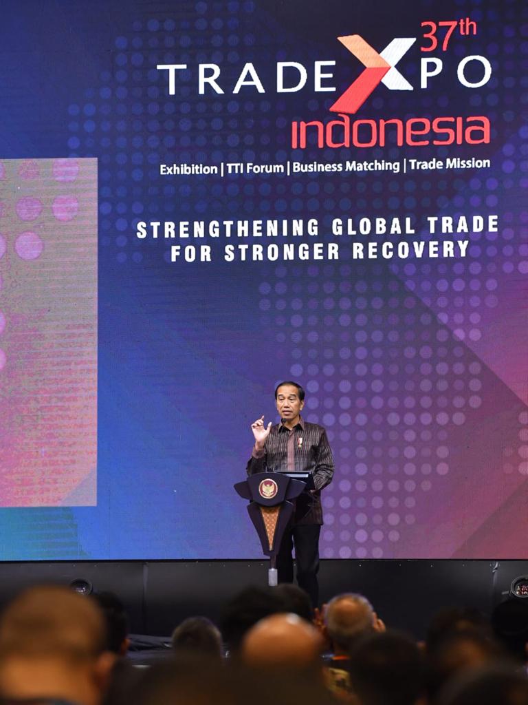 Saya membuka Trade Expo Indonesia ke-37 di ICE BSD City, Banten, hari ini dengan ajakan kepada semua pigak untuk tetap optimistis di tengah krisis yang melanda dunia.

Optimisme tersebut didasari sejumlah indikator perekonomian Indonesia yang masih menunjukkan angka yang baik.