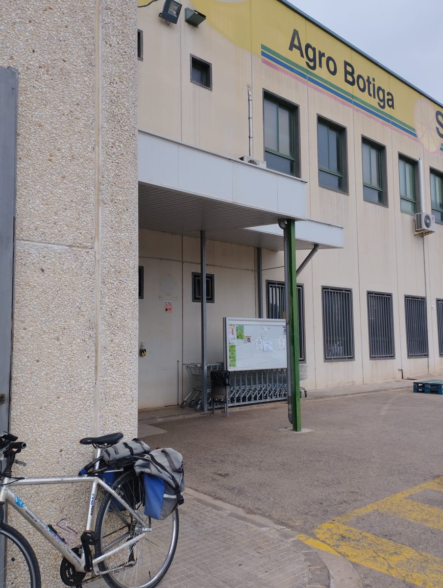 brian_ebre's tweet photo. Pels amics que em diuen que anirien a fer la compra a la cooperativa @SOLDEBRE però "has d'agafar el cotxe i anar allà fora", doncs, literalment son 2 minuts en bici des del centre de Tortosa per la v/verda. I si portes bosses a la bici, pots carregar d'oli, vi, fruita... #km0 https://t.co/n92guLq8yT