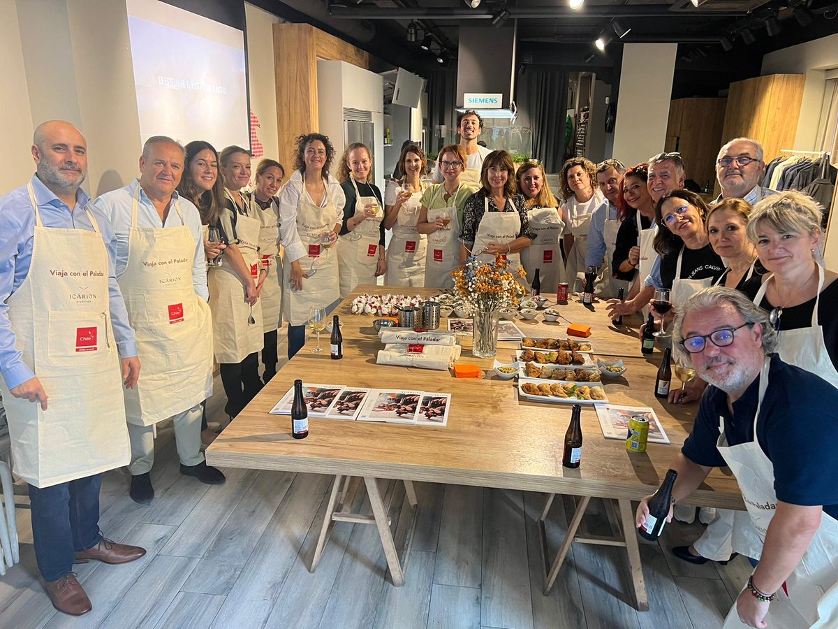 InterfaceSpain's tweet photo. [ Eventos ] 📍 Esta semana, nuestro compañero Javier, departamento de Trade Marketing, está ofreciendo una serie de capacitaciones a los agentes de viaje de el turoperador Icarion @w2mpro .

Les acercaremos la gastronomía chilena a través de talleres de cocina. 

#InterfaceClient https://t.co/NJpOPLmySM