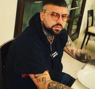 E' stato arrestato il rapper Vincenzo Pandetta, in arte Niko, per spaccio ed evasione. Era irreperibile dopo la condanna, la polizia lo ha rintracciato in zona Quarto Oggiaro, a Milano. #ANSA
ansa.it/sicilia/notizi…