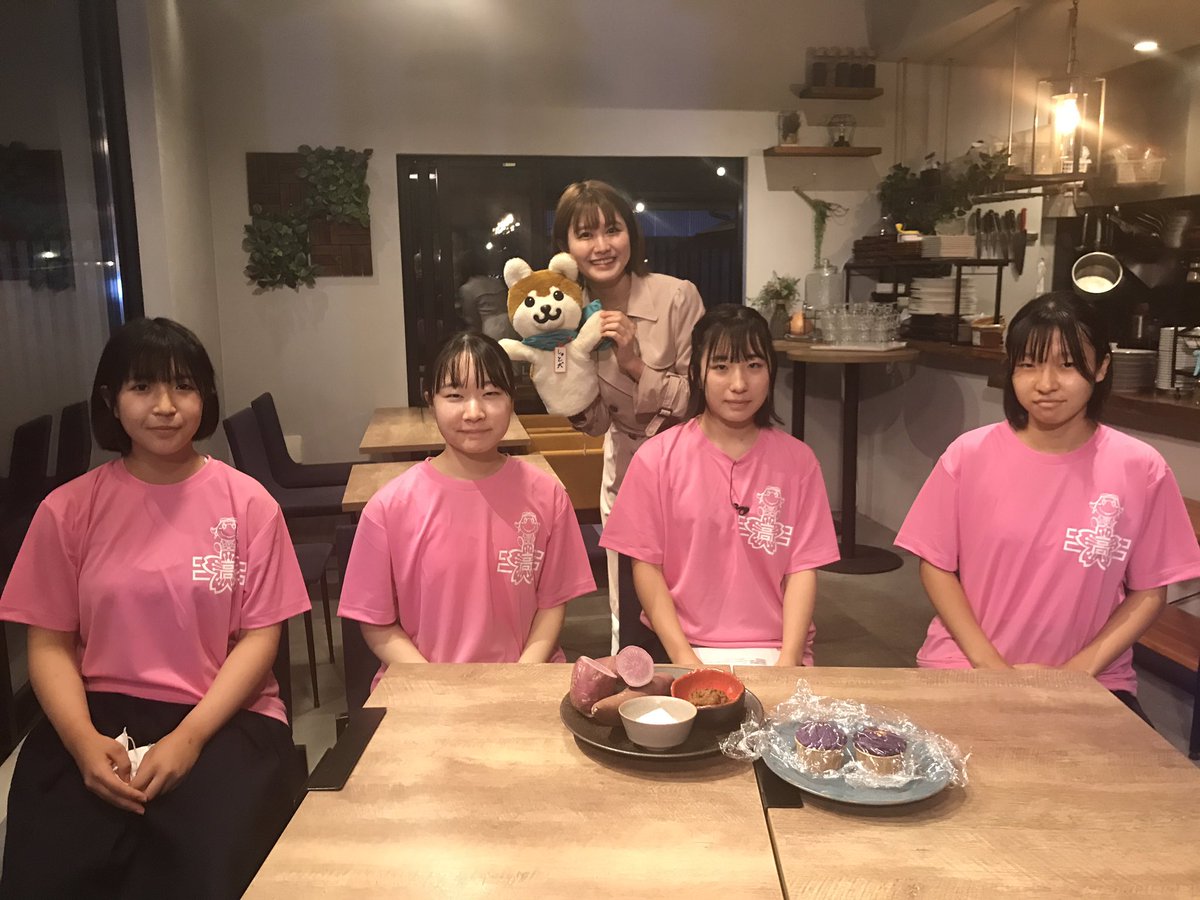 okamura_home's tweet photo. #おかえり天気 6時10分の生中継も終わり、只今準備中！

みんなリラックスーーー！市村さんと #しゅと犬くん カワイイです

#NHK 
#市村紗弥香
#ラッカ星人
#おかえり天気 https://t.co/EmNFhcWS3f