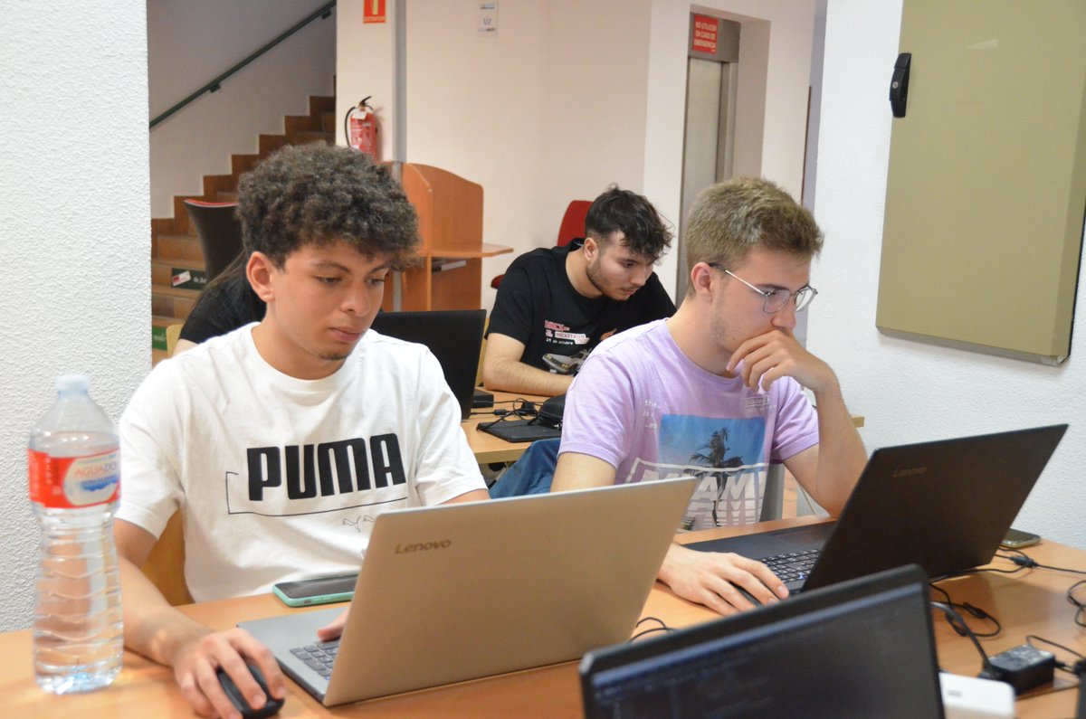esiuclm's tweet photo. 🧵 (4/7) Fotos #hackathonesi2022 @hackathonesi https://t.co/xqG4SDL6SB