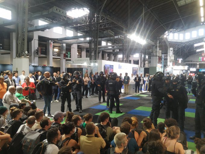 juridicacongres's tweet photo. #NoATheDistrict: @mossos gravant amb càmeres i desallotjant per la força a les militants del moviment per l'habitatge que estan protestant contra la cimera internacional de fons voltors a Barcelona. https://t.co/CFysxXeZVq