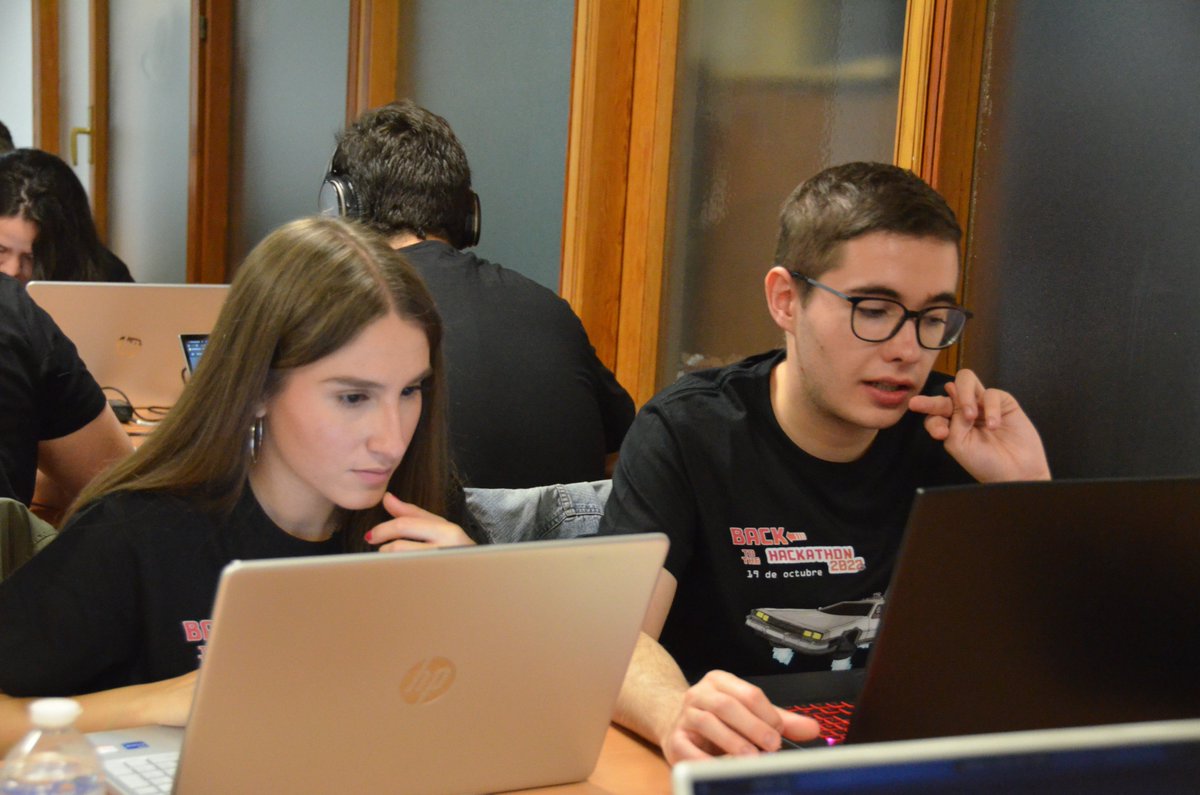 esiuclm's tweet photo. 🧵 (6/7) Fotos #hackathonesi2022 @hackathonesi https://t.co/nyTytU0znQ