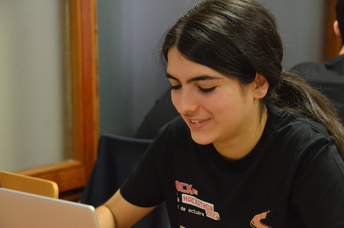 esiuclm's tweet photo. 🧵 (6/7) Fotos #hackathonesi2022 @hackathonesi https://t.co/nyTytU0znQ