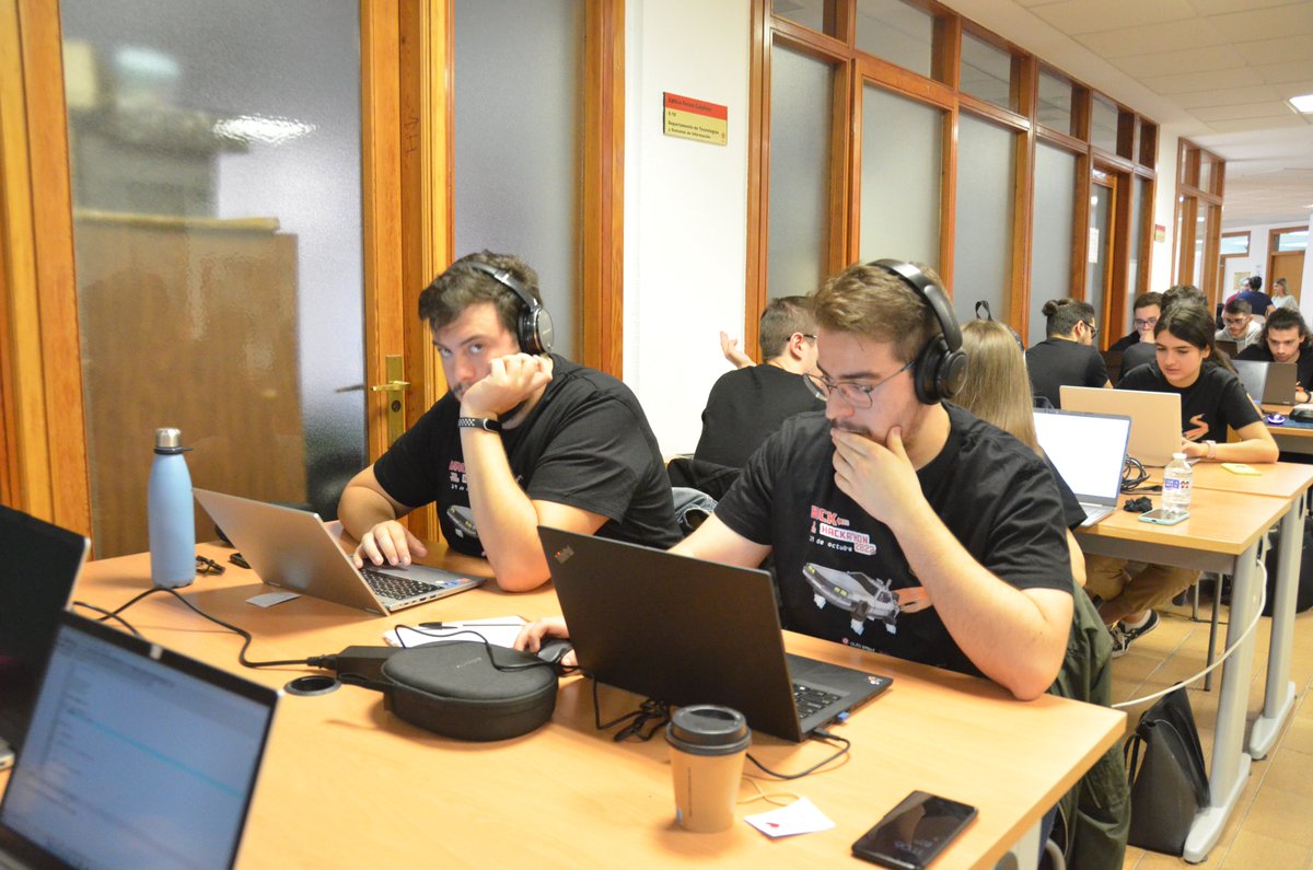 esiuclm's tweet photo. 🧵 (6/7) Fotos #hackathonesi2022 @hackathonesi https://t.co/nyTytU0znQ