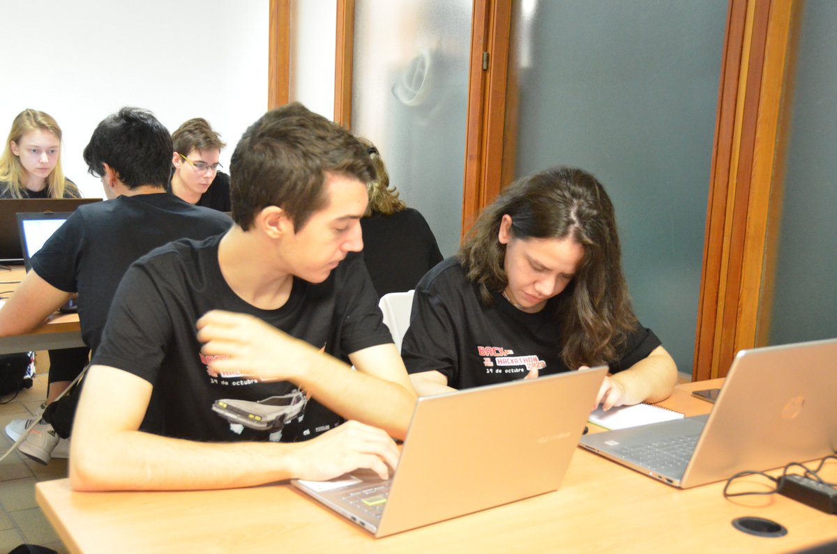 esiuclm's tweet photo. 🧵 (6/7) Fotos #hackathonesi2022 @hackathonesi https://t.co/nyTytU0znQ