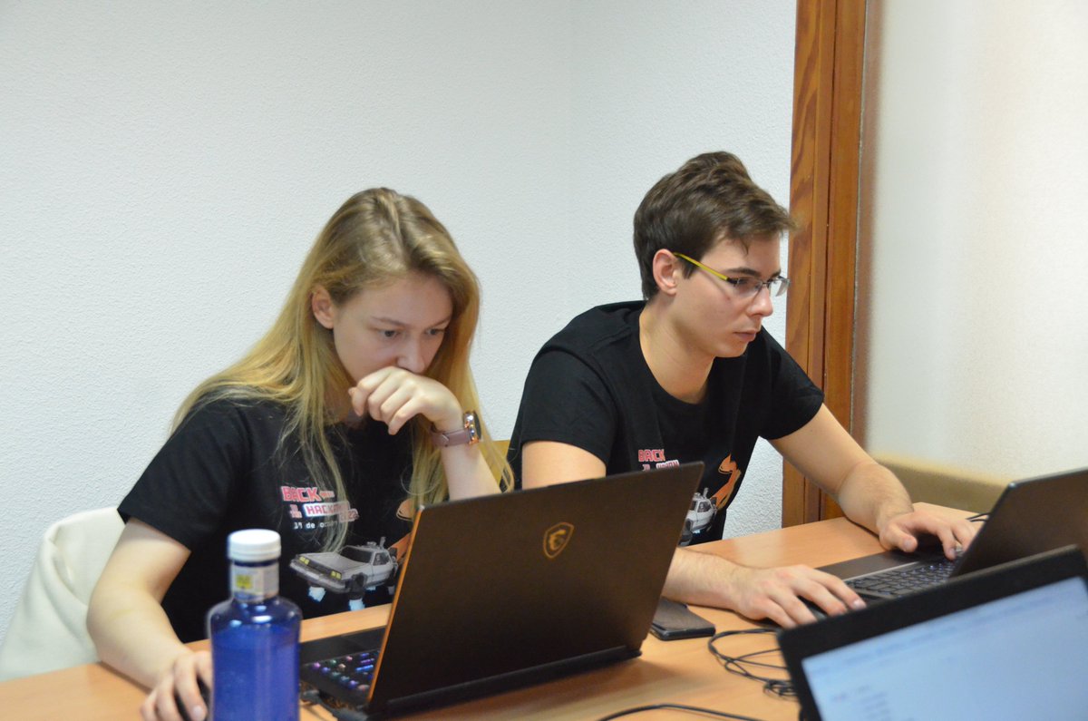 esiuclm's tweet photo. 🧵 (7/7) Fotos #hackathonesi2022 @hackathonesi https://t.co/PRff6lRz5Z
