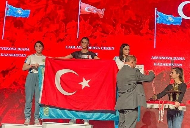 Türk'ün önüne Kazak bayrağı açarsan o da sana Türk Bayrağını göğsünü gere gere açarak cevap verir. Tebrikler Derya Ceren Çağlayan .