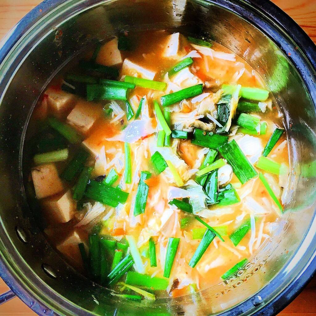 kikutaroid's tweet photo. サンラータンの素ベースの汁
#酸辣湯の素 #hotandsoursoupstock #readymade
#木綿豆腐 #momentofu #firmtofu
#かにかまぼこ #kanikamaboko #surimi
#白菜 #chinesecabbage
#一味唐辛子 #ichimi #cayennepepperpowder
#酢 #vinegar
#小葱 #greenonionshoots
#お弁当 #bento https://t.co/fIZLGBN7bT https://t.co/zUuWtQWeHh
