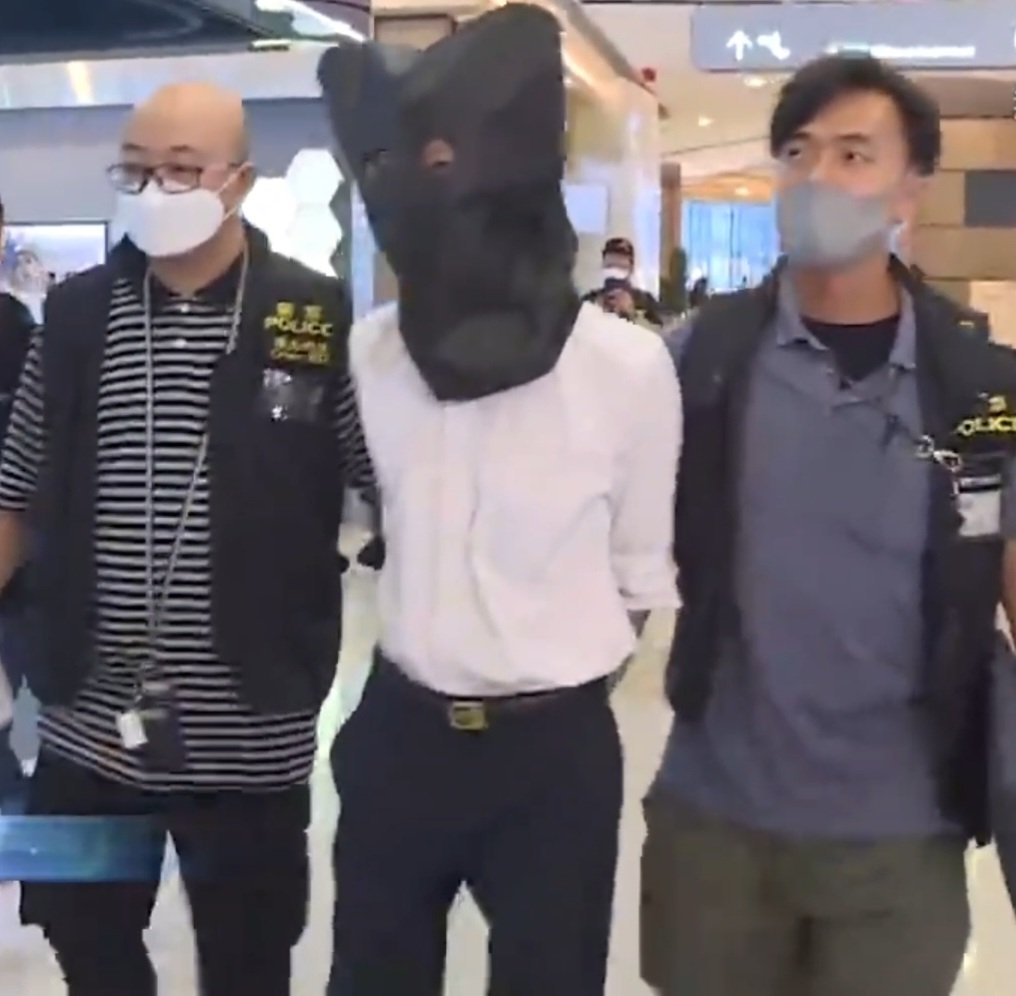 SuitUniformB's tweet photo. 想这样穿着正装戴着头套的被拘捕，如果锁着贞操+肛塞那就更完美了。。。 https://t.co/fa0JnzHzgp