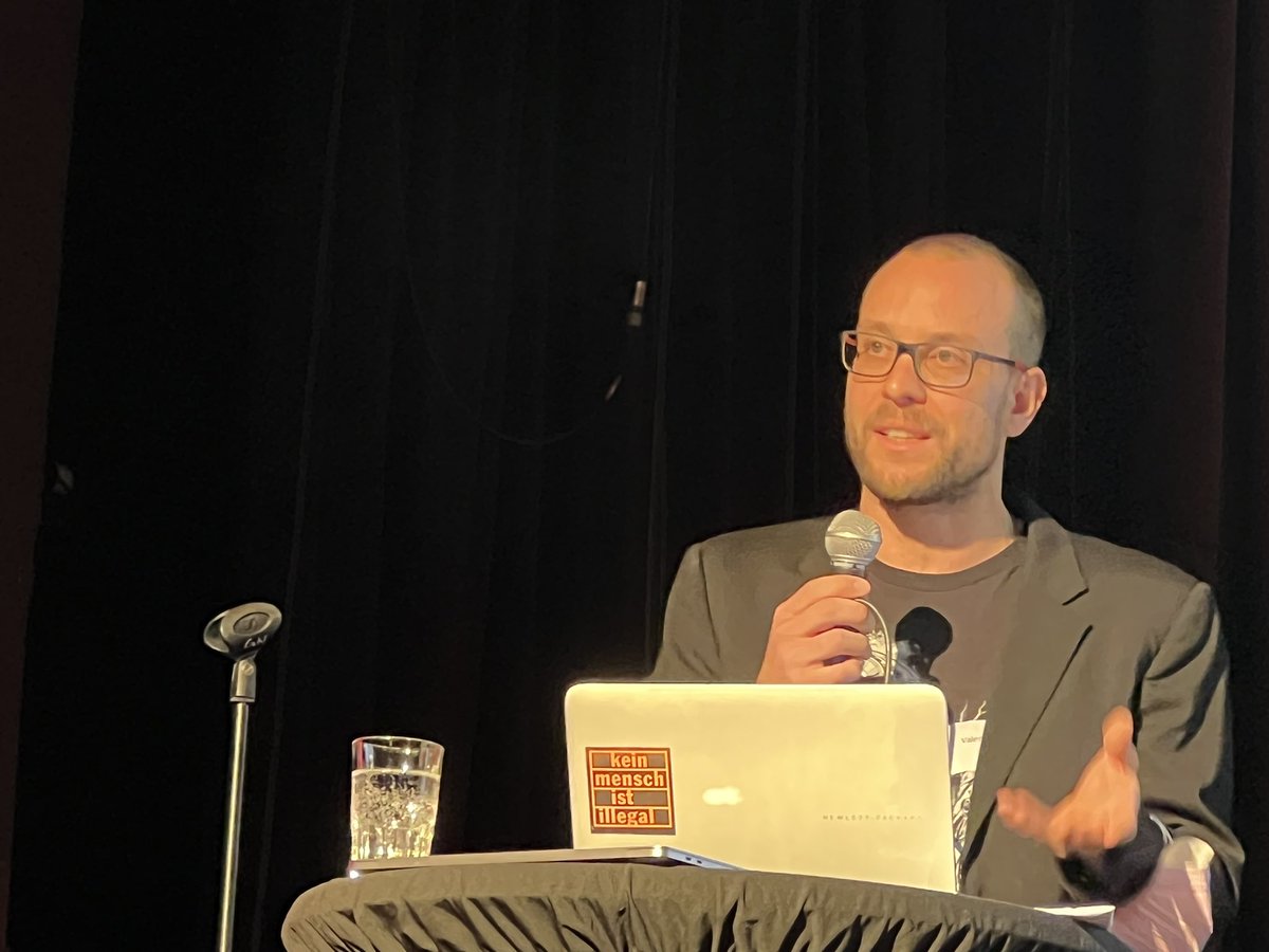 Schon mal was von „Habituszirkel“, „Wissensklufthypothese“ &amp; „Digital Divides“ gehört? @danderlan der @fhchp_medien baut auf den Thementischen auf &amp; diskutiert verschiedene Dimensionen sozialer und digitaler Ungleichheit. #msb22