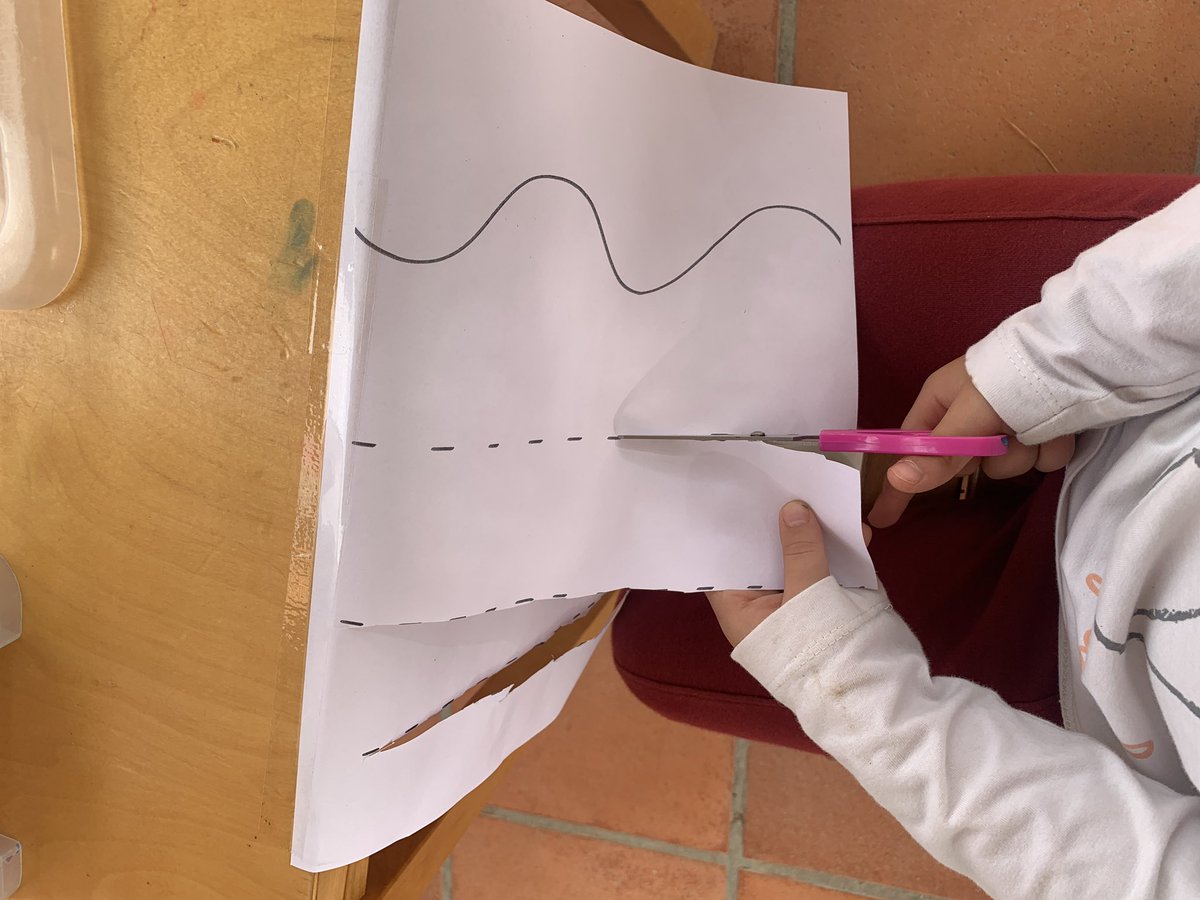 Mireia131's tweet photo. Practiquem ✂️ #retallar #línia #entrenar #aprendre #fernosgrans #funcióbàsica #coordinacióoculomanual #motricitatfina #ei4 #escolasadako #educacióinfantil https://t.co/DN7kHQdEU5