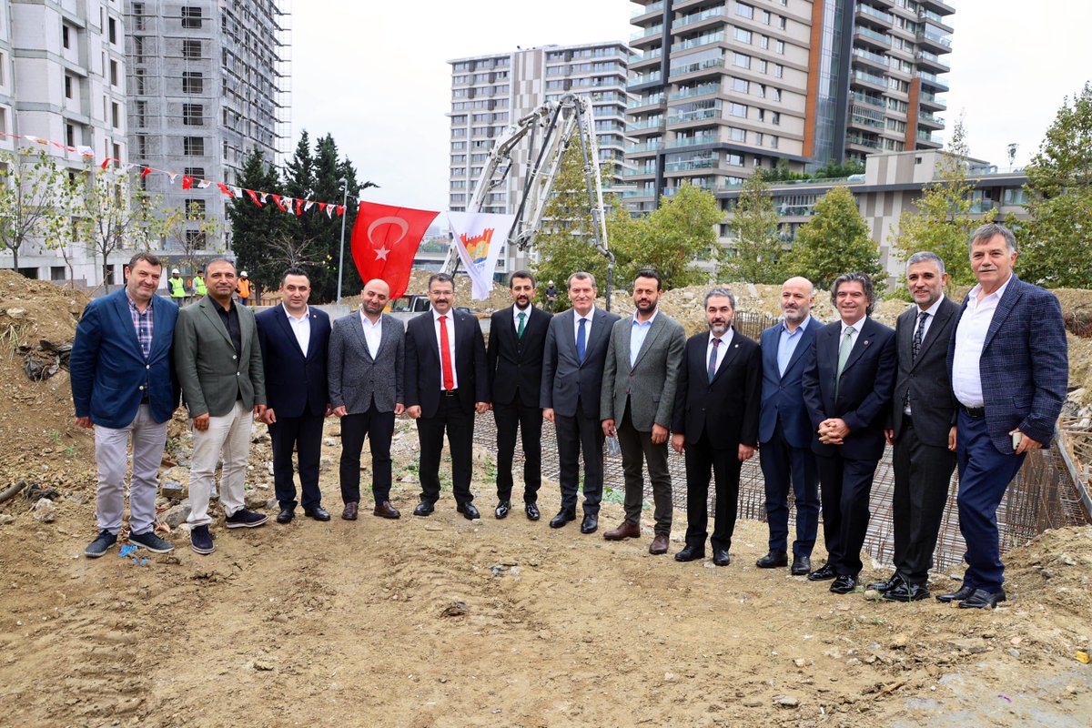 Zeytinburnu’nu birliğimizin simgesi olacak camilerle süslüyoruz.

Hayırsever bir vatandaşımızın katkılarıyla yapacağımız Konyalı Hacı Veyiszade Camii’nin temelini attık.

Çocuklarımızın sesiyle, gençlerimizin heyecanıyla, büyüklerimizin tecrübesiyle, hayatla dolacak inşallah.
