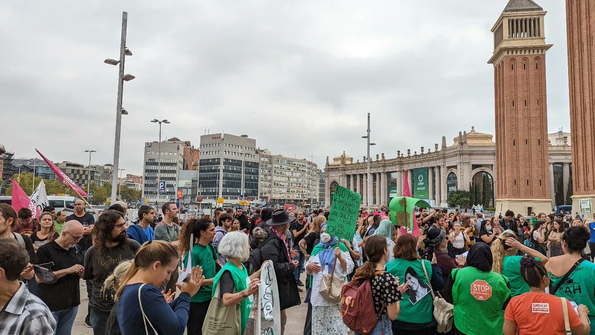 CUPBarcelona's tweet photo. Toca aturar la gentrificació i la uberització i capgirar la mercantilització dels serveis públics. Toca recuperar la sobirania popular sobre els nostres barris per aconseguir una ciutat radicalment democràtica que trenqui amb el centralisme i el règim del 78. 
#RecuperemBCN ✊🏾 https://t.co/H4oaoJZsGp