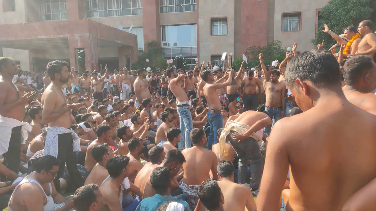 गहलोत सरकार बिजली कर्मचारियों पुरानी पेंशन स्कीम लागू करो निजीकरण बंद करो
<a href="/PrthveerajG/">prathviraj gurjar</a> 
<a href="/ashokgehlot51/">Ashok Gehlot</a> 
<a href="/RajCMO/">CMO Rajasthan</a> 
<a href="/Rajendra4BJP/">Rajendra Rathore</a> 
<a href="/1stIndiaNews/">First India News</a> 
<a href="/zeerajasthan_/">ZEE Rajasthan</a> 
<a href="/rpbreakingnews/">Rajasthan Patrika</a> 
<a href="/DainikBhaskar/">Dainik Bhaskar</a> 
<a href="/News18Rajasthan/">News18 Rajasthan</a>