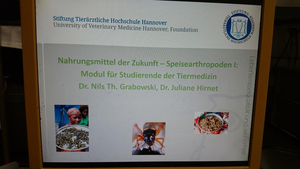 dr_nils's tweet photo. Heute beginnt der erste Kurs zur #Bestandsbetreuung von #Nutzinsekten an der #Tiho. Wir sind sehr gespannt. https://t.co/iVCeZU1ZMk