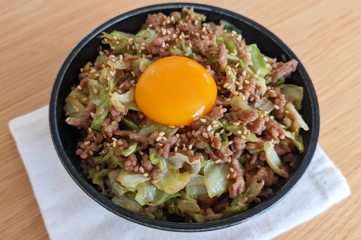 フライパン一つでできる！「挽肉キャベツのごま味噌丼」。