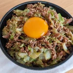 フライパン一つでできる!「挽肉キャベツのごま味噌丼」。