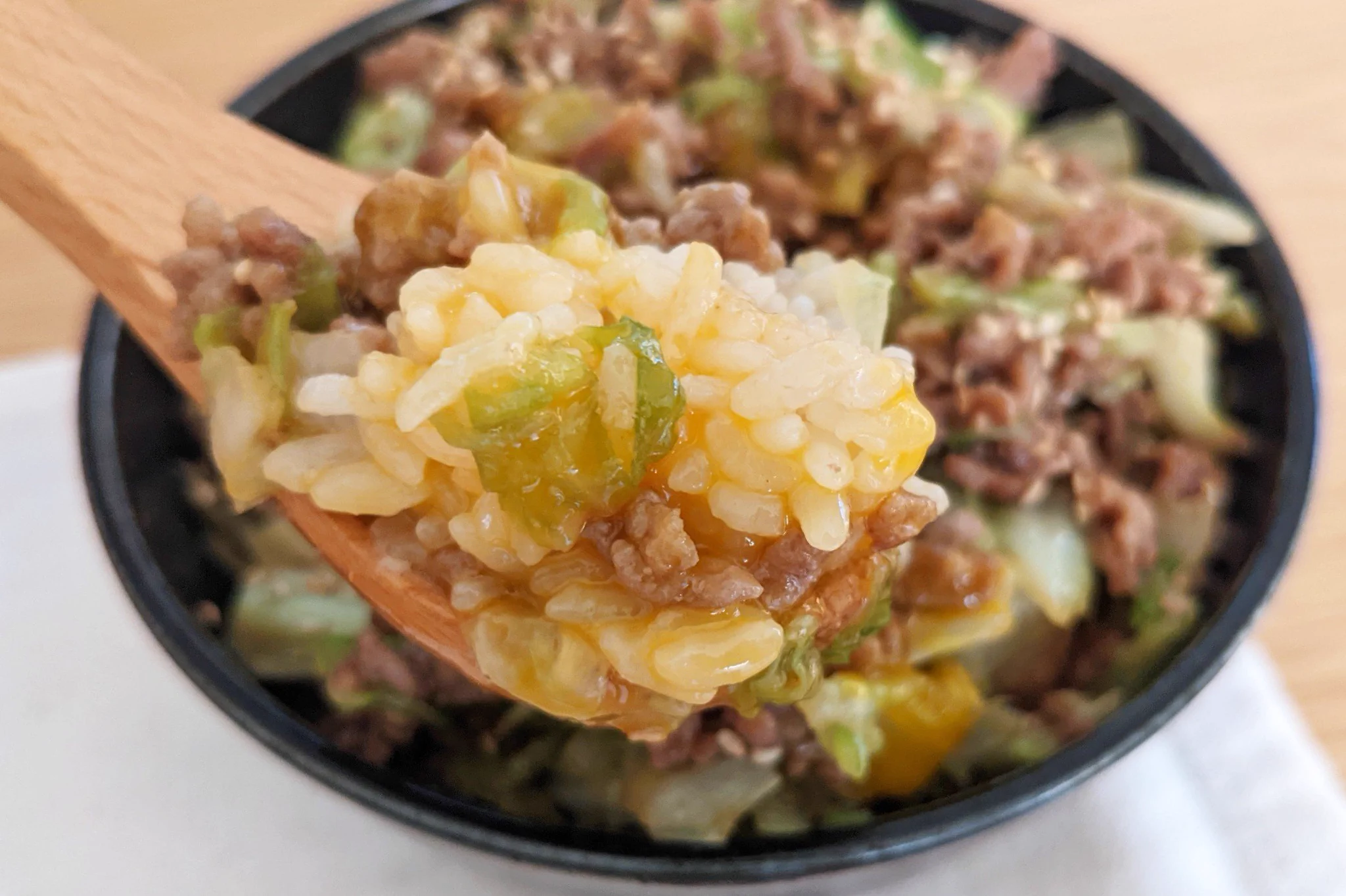 フライパン一つでできる！「挽肉キャベツのごま味噌丼」。