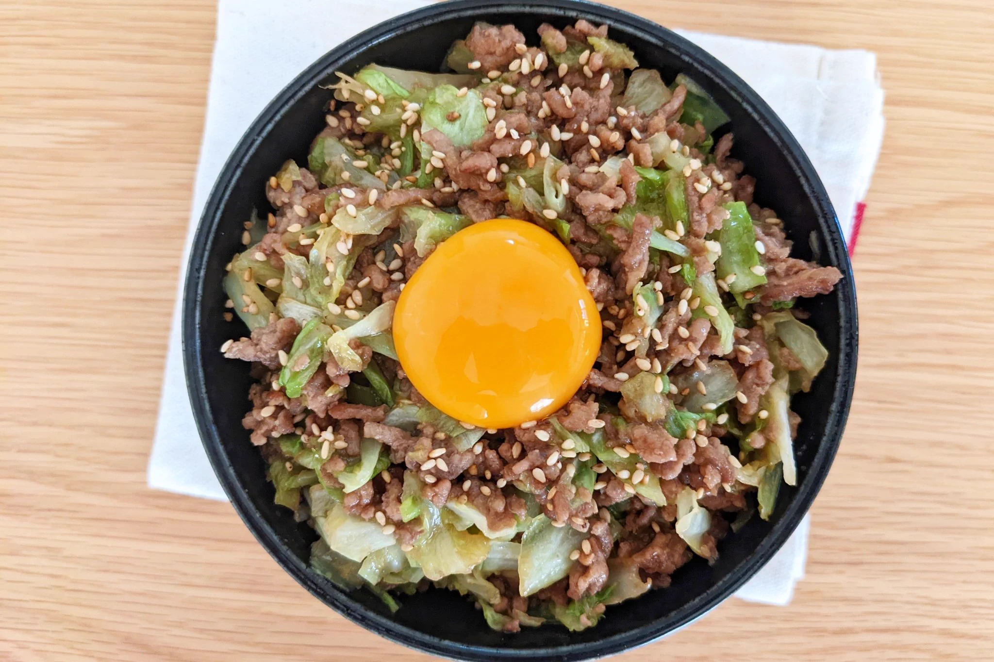 フライパン一つでできる！「挽肉キャベツのごま味噌丼」。